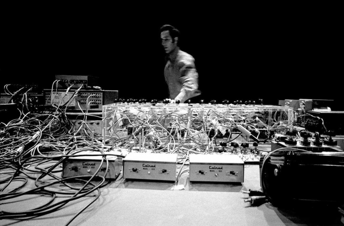 steve reich with phase shifting pulse gate circa 1968-70.jpg